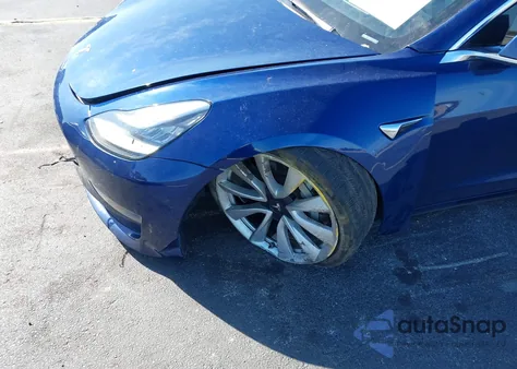 2018 Tesla Model 3 Long Range/Mid Range z USA, uszkodzony, nr VIN 5YJ3E1EA7JF006323